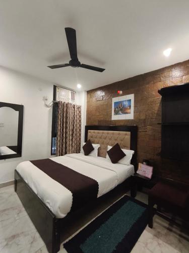 Hotel Gulmohar,,3 star