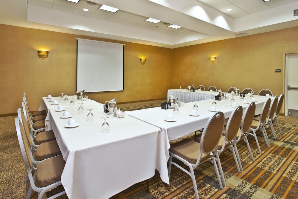 holiday inn and suites green bay stadium by ihg