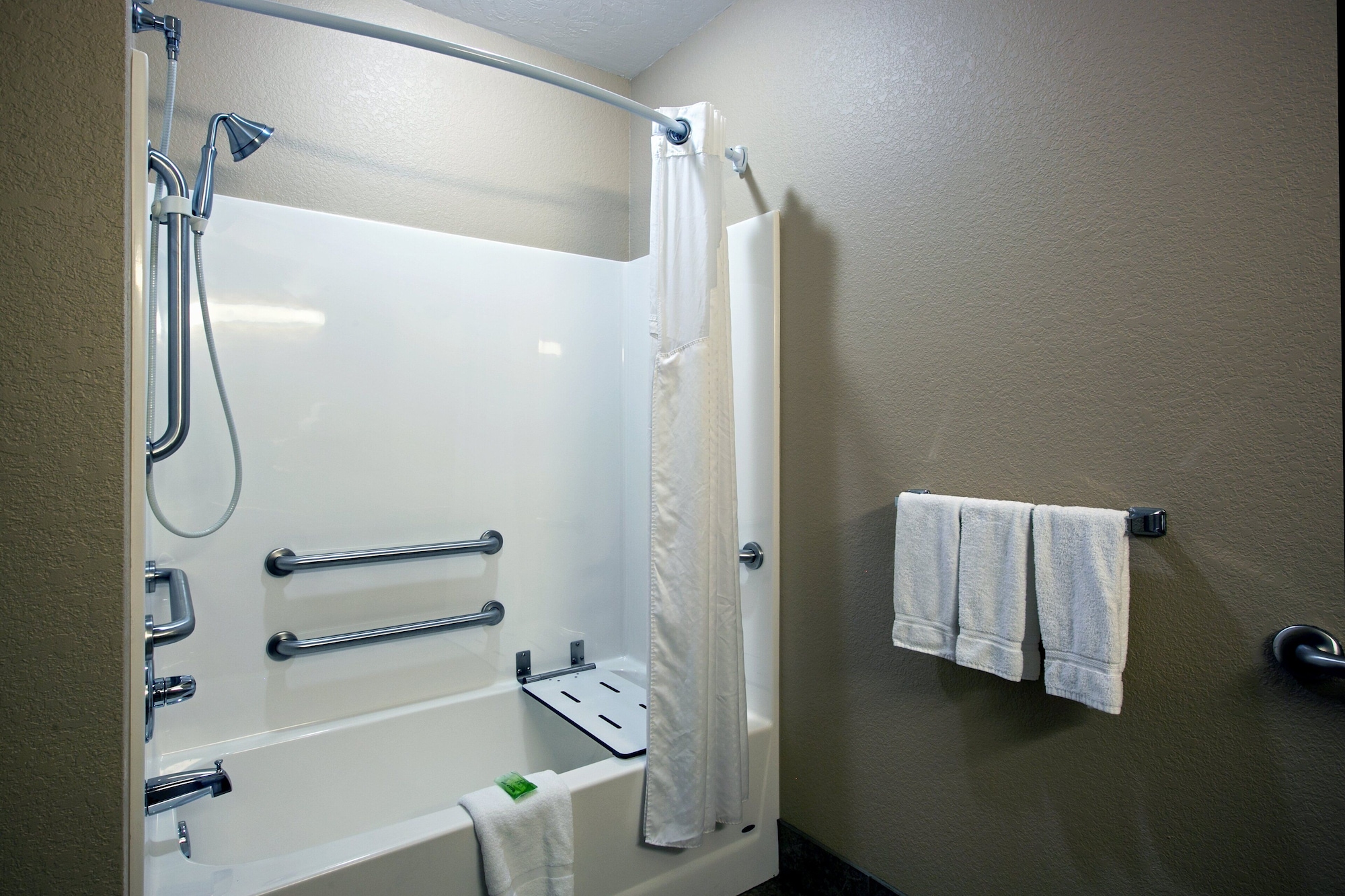 holiday inn express and suites green bay east by ihg