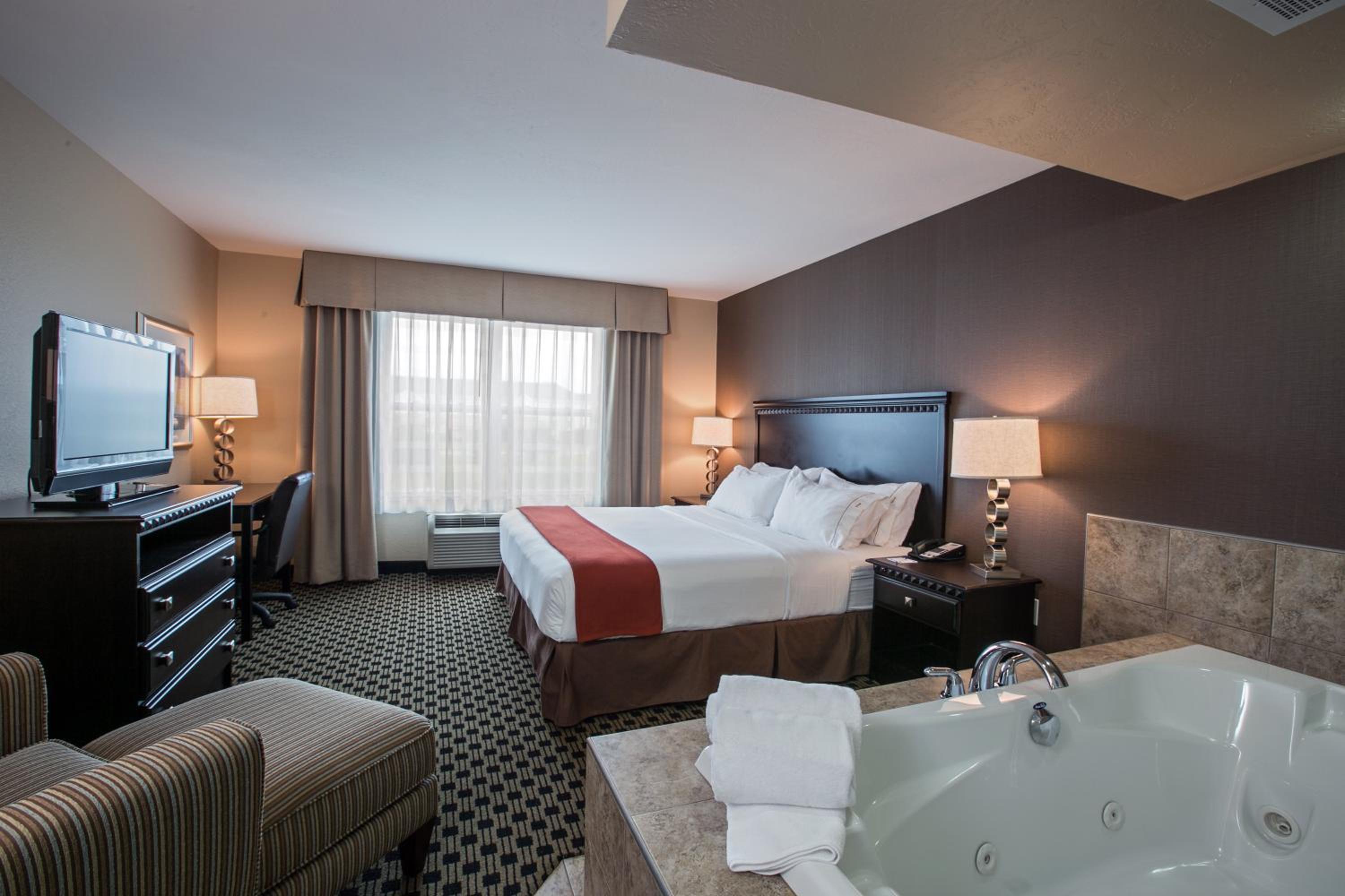 holiday inn express and suites green bay east by ihg