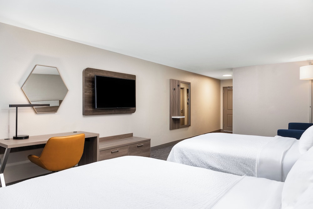 holiday inn express and suites green bay east by ihg
