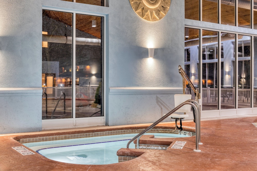 holiday inn express and suites green bay east by ihg