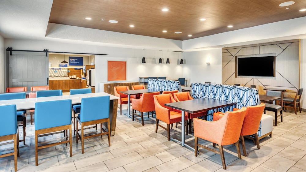 holiday inn express and suites green bay east by ihg