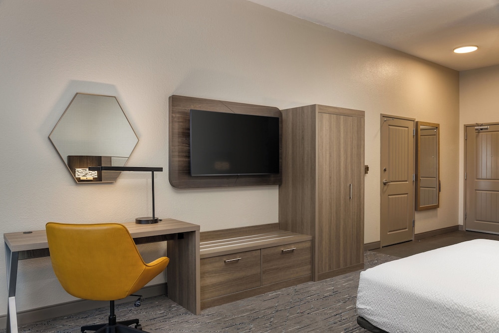 holiday inn express and suites green bay east by ihg