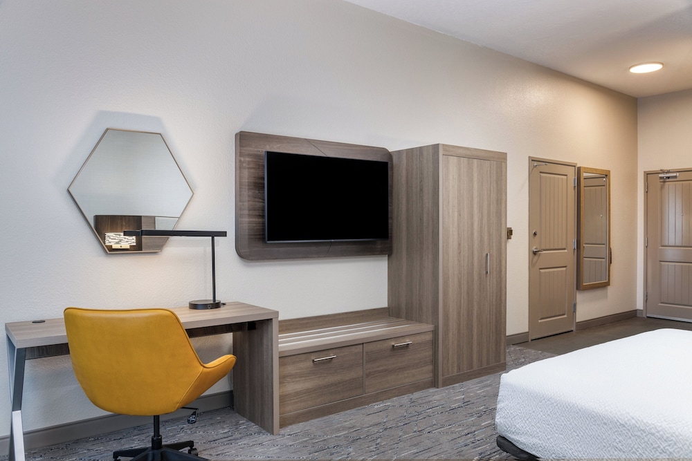 holiday inn express and suites green bay east by ihg