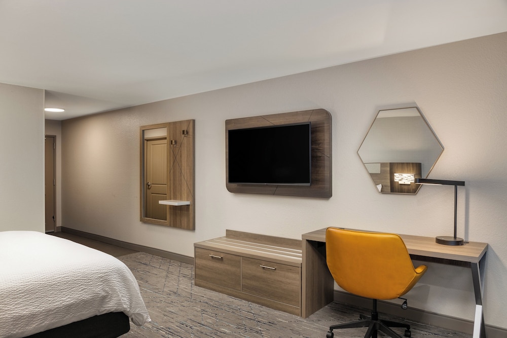 holiday inn express and suites green bay east by ihg