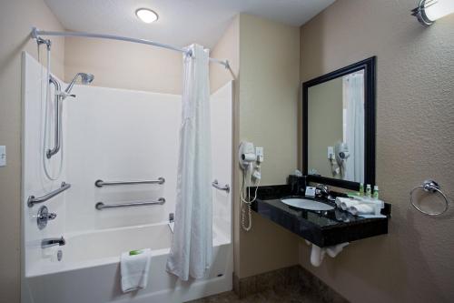 holiday inn express and suites green bay east by ihg