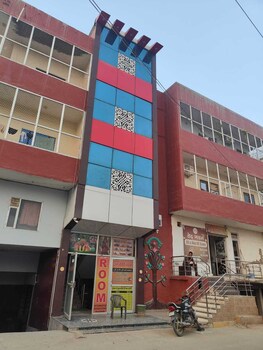 Ramkrishna Bhawan Hotel,,2 star