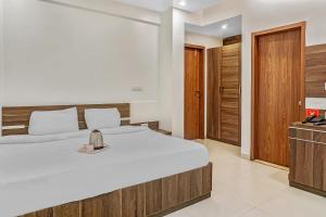 super townhouse the upper room near pune airport