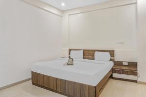 super townhouse the upper room near pune airport