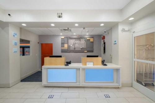 holiday inn express carlsbad by ihg