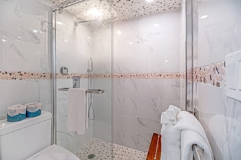 tower 2 suite 3009 qqp 1 bedroom home