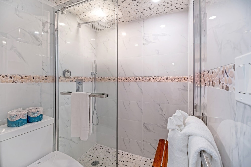 tower 2 suite 3009 qqp 1 bedroom home