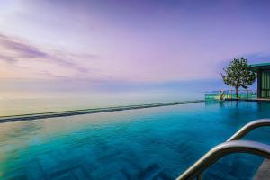 le sands oceanfront danang hotel