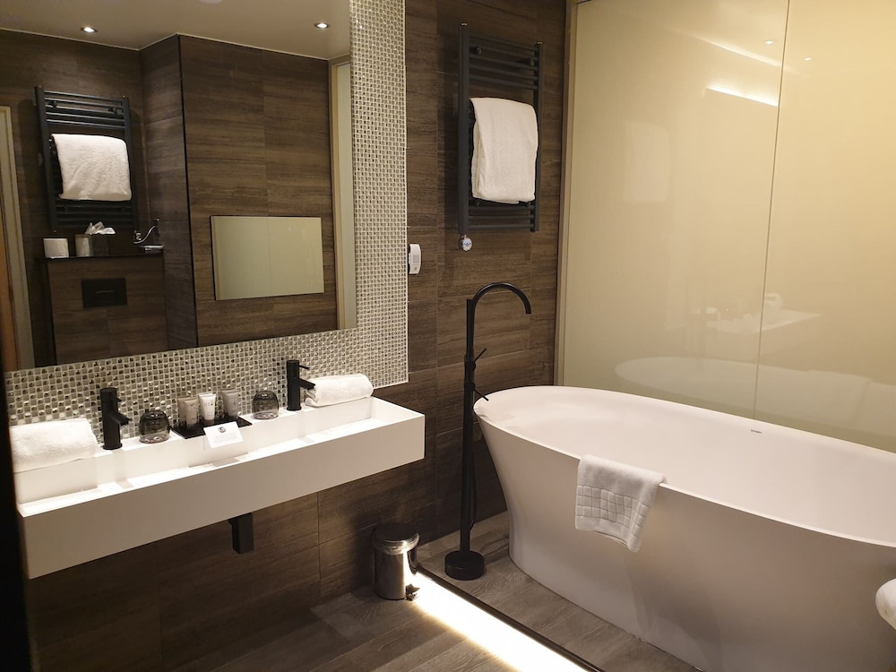 lion quays hotel and spa