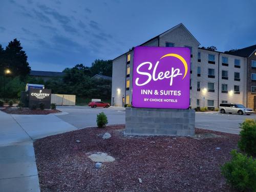 sleep inn and suites coliseum area