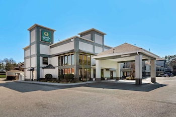 Quality Inn & Suites Matthews - Charlotte,Connected To A Shopping Center,3 star