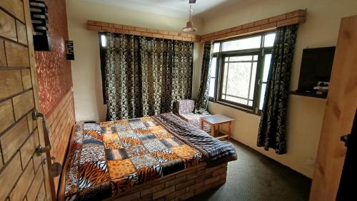 Hotel Kashmir Inn,Zakura,2 star
