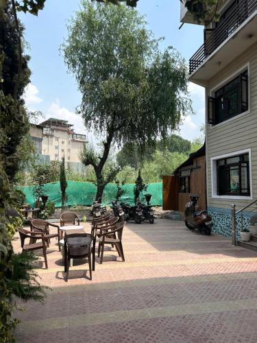 Hotel Kashmir Inn,Zakura,2 star