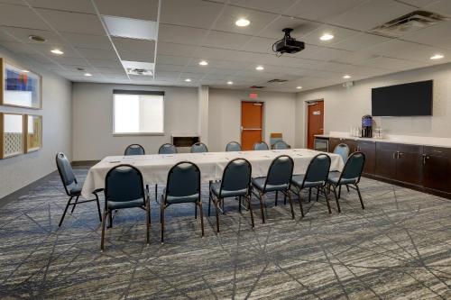 holiday inn express and suites gadsden w near attalla