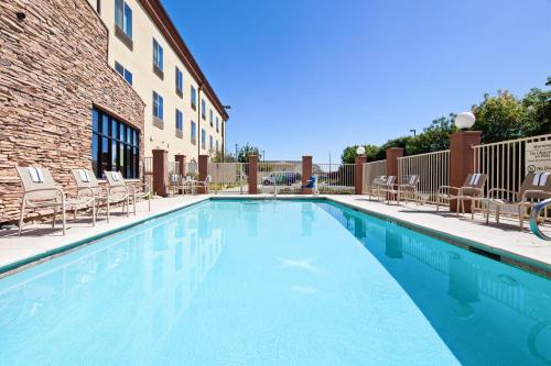holiday inn express and suites clovis fresno area by ihg