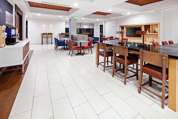 holiday inn express and suites clovis fresno area by ihg