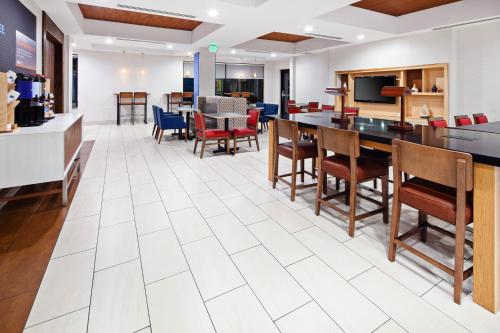 holiday inn express and suites clovis fresno area by ihg