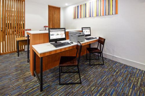 holiday inn express and suites clovis fresno area by ihg