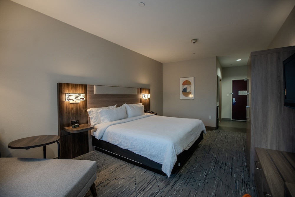 holiday inn express cleveland by ihg