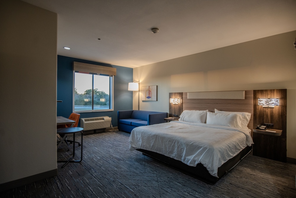 holiday inn express cleveland by ihg