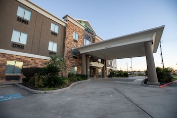holiday inn express cleveland by ihg