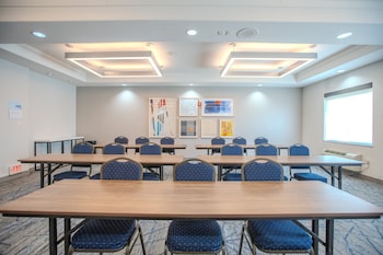 holiday inn express cleveland by ihg