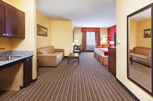 holiday inn express cleveland by ihg