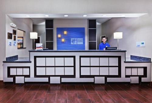 holiday inn express cleveland by ihg