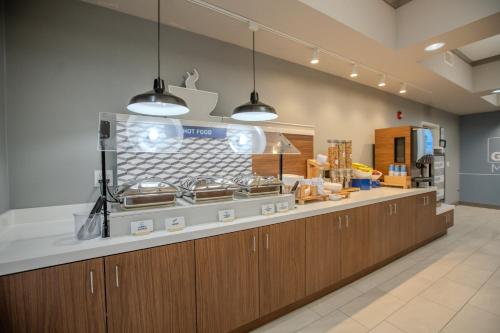 holiday inn express cleveland by ihg