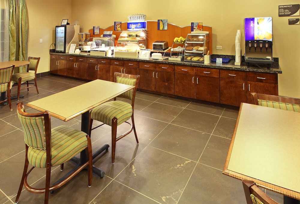 holiday inn express and suites carthage by ihg