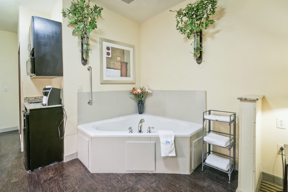 holiday inn express and suites carthage by ihg