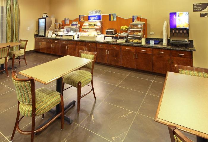 holiday inn express and suites carthage by ihg