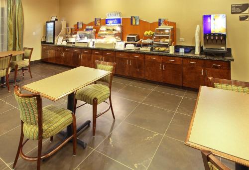holiday inn express and suites carthage by ihg