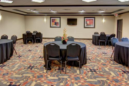 holiday inn express and suites paris texas by ihg