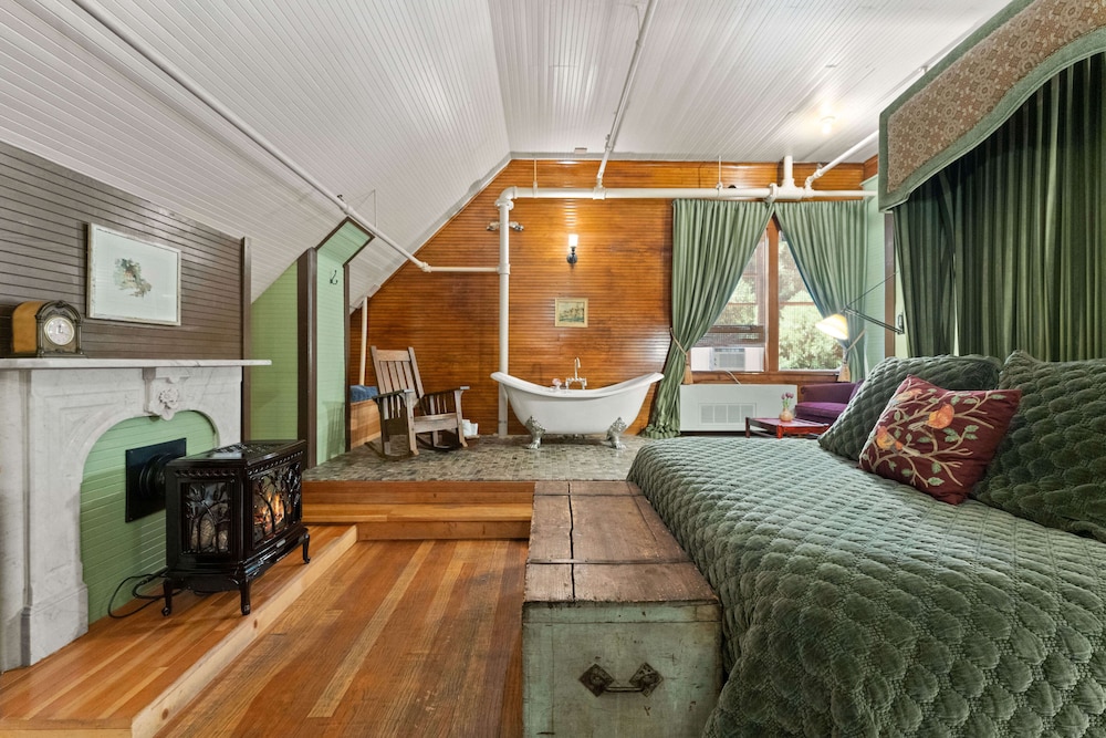 mccloud mercantile hotel