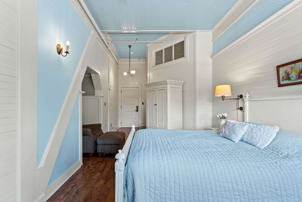 mccloud mercantile hotel