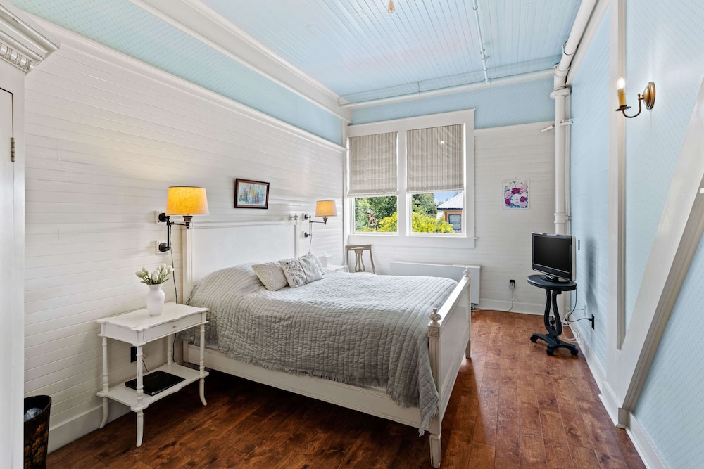mccloud mercantile hotel