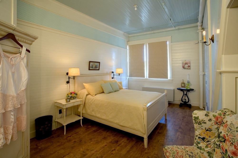 mccloud mercantile hotel