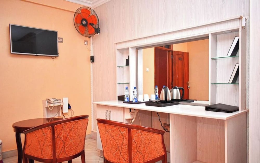 two oceans hotel voi
