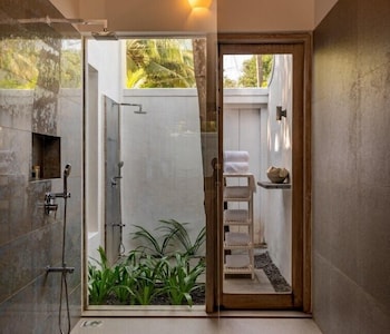 ama stays and trails 70 vale goa