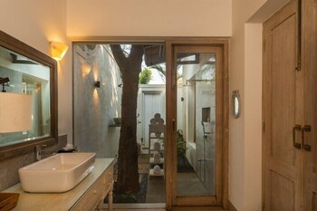 ama stays and trails 70 vale goa