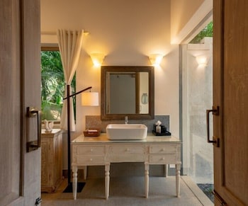 ama stays and trails 70 vale goa