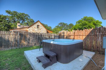 New! Stunning Home W/ Hot Tub & Grill Just 2 Blks From Main St!