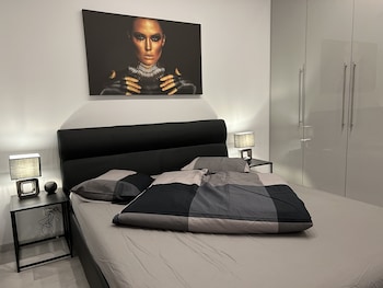 amazing 2 room penthouse cityview w13